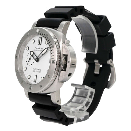 Panerai Submersible Automatic 42 PAM02223 mit satiniertem Edelstahlgehäuse und schwarzem Kautschukband.