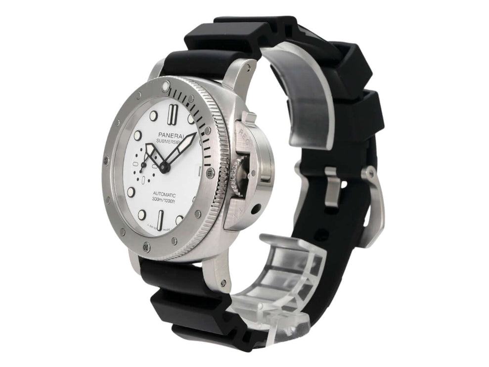 Panerai Submersible Automatic 42 PAM02223 mit satiniertem Edelstahlgehäuse und schwarzem Kautschukband.