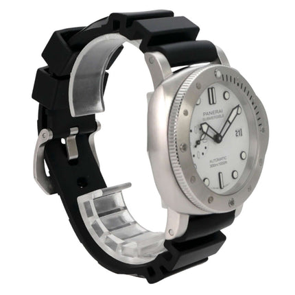 Panerai Submersible Automatic 42 PAM02223 mit schwarzem Kautschukband und silbernem Gehäuse am Handgelenk