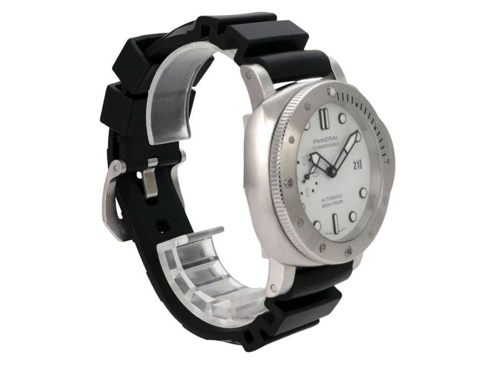 Panerai Submersible Automatic 42 PAM02223 mit schwarzem Kautschukband und silbernem Gehäuse am Handgelenk