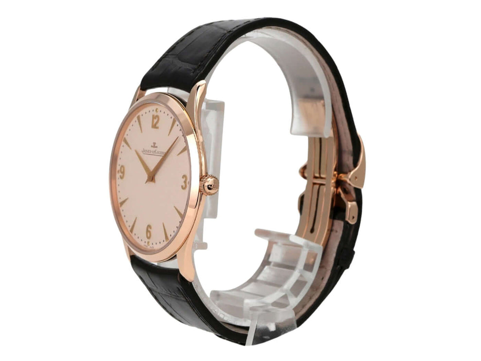Jaeger-LeCoultre Master Ultra Thin 38 1342420 mit Gehäuse aus Roségold und braunem Alligatorlederband seitliche Ansicht.