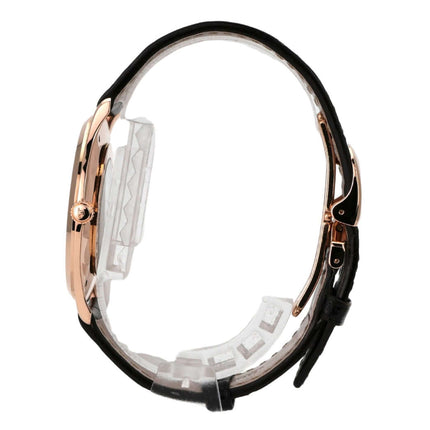 Seitenansicht der Jaeger-LeCoultre Master Ultra Thin 38 1342420 mit poliertem Roségold und schwarzem Alligatorlederband.