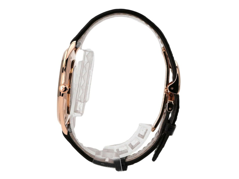 Seitenansicht der Jaeger-LeCoultre Master Ultra Thin 38 1342420 mit poliertem Roségold und schwarzem Alligatorlederband.