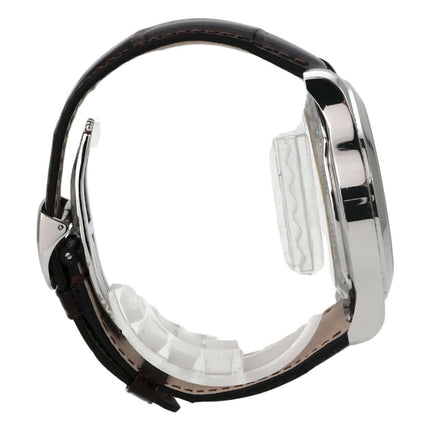 Seitenansicht der Jaeger-LeCoultre Master Control 8 Days Q1608420 Uhr mit Lederband und glänzendem Edelstahlgehäuse.