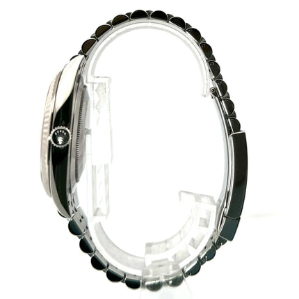 Seitenansicht der Rolex Datejust 41 Edelstahl Weißgold 126334 mit Jubile-Band, poliertes und satiniertes Gehäuse, geriffelte Weißgold-Lünette.