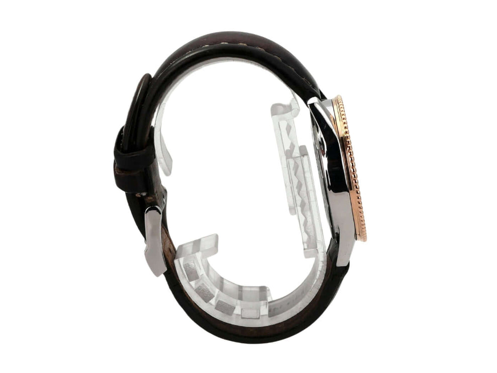 Breitling Navitimer 1 Automatic 38 U17325211G1P1 Seitenansicht der Uhr mit braunem Krokolederband und Rotgold-Lünette.