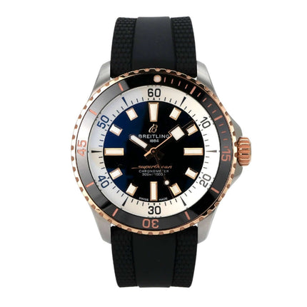 Breitling Superocean Automatic 42 U17375211B1S1 mit Edelstahlgehäuse, schwarzem Zifferblatt und Kautschukband.