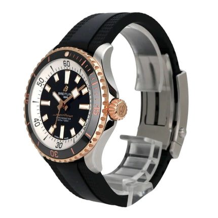 Breitling Superocean Automatic 42 U17375211B1S1 mit schwarzem Kautschukband und rotgoldener Lünette auf verschiedenen Blickwinkeln.