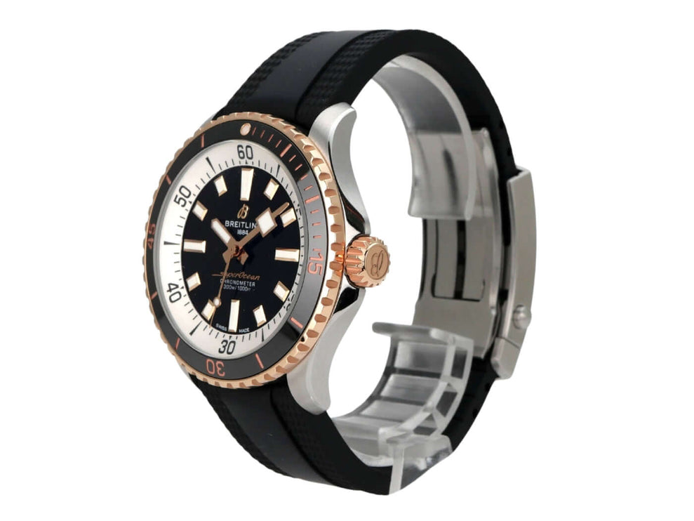 Breitling Superocean Automatic 42 U17375211B1S1 mit schwarzem Kautschukband und rotgoldener Lünette auf verschiedenen Blickwinkeln.