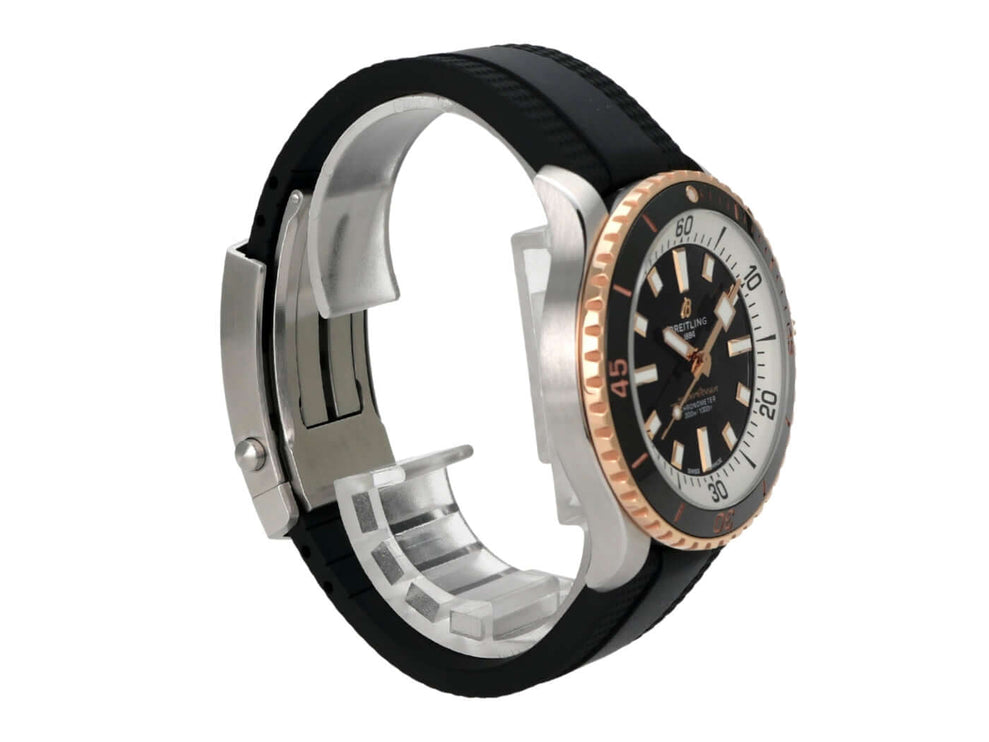 Breitling Superocean Automatic 42 U17375211B1S1 mit rotgoldener Lünette und schwarzem Kautschukband.