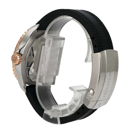 Breitling Superocean Automatic 42 U17375211B1S1 Blick auf das schwarze Kautschukband und den Edelstahlgehäuse-Rücken.