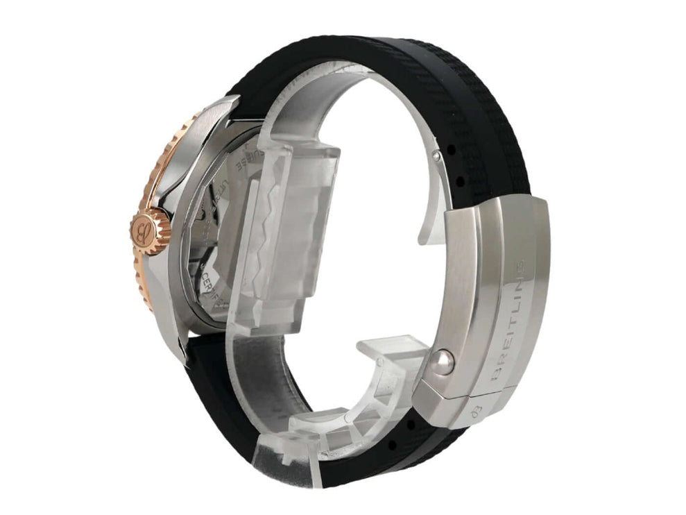 Breitling Superocean Automatic 42 U17375211B1S1 Blick auf das schwarze Kautschukband und den Edelstahlgehäuse-Rücken.