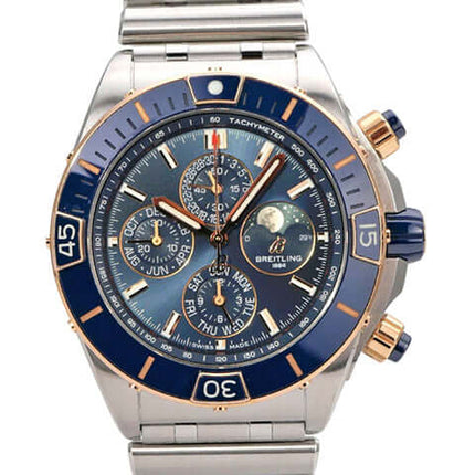 Breitling Super Chronomat 44 Four-Year Calendar U19320161C1U1 mit blauem Zifferblatt und Rotgold-Details.