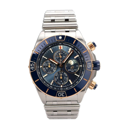 Breitling Super Chronomat 44 Four-Year Calendar U19320161C1U1 mit Edelstahl- und Rotgoldarmband, blauem Zifferblatt.