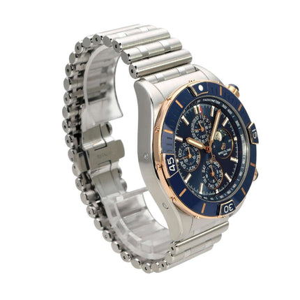 Breitling Super Chronomat 44 Four-Year Calendar U19320161C1U1 mit Edelstahl- und Rotgoldarmband und blauem Zifferblatt.
