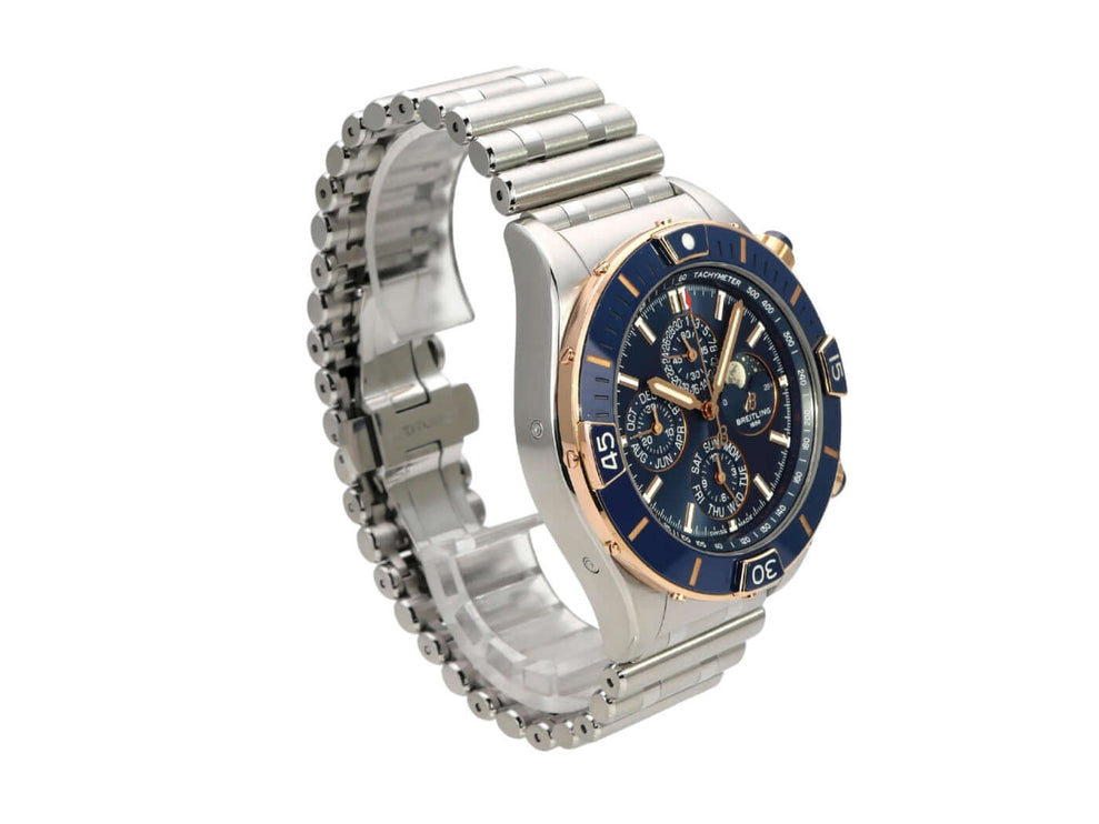 Breitling Super Chronomat 44 Four-Year Calendar U19320161C1U1 mit Edelstahl- und Rotgoldarmband und blauem Zifferblatt.