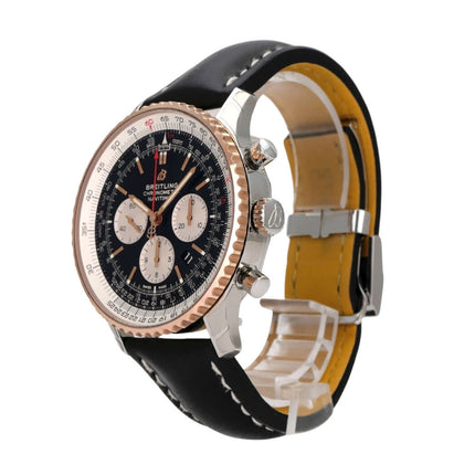 Breitling Navitimer 1 B01 Chronograph 46 UB0127211B1P2 mit edlem schwarzen Krokolederband und drehbarer Rotgold-Lünette.