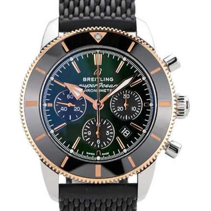 Breitling Superocean Heritage II B01 Chronograph 44 mit schwarzem Kautschukband und grünem Zifferblatt.