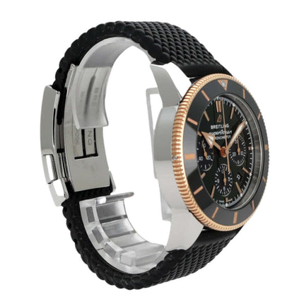 Breitling Superocean Heritage II B01 Chronograph 44 mit schwarzem Kautschukband und goldfarbener Lünette.