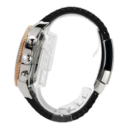 Seitenansicht der Breitling Superocean Heritage II B01 Chronograph 44 mit 18kt Rotgold-Lünette und schwarzem Kautschukband.