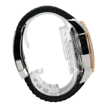 Seitenansicht der Breitling Superocean Heritage II B01 Chronograph 44, Edelstahlgehäuse, schwarzes Kautschukband.