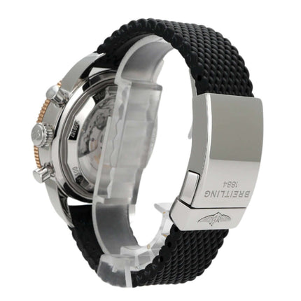 Breitling Superocean Heritage II B01 Chronograph 44 mit schwarzem Kautschukband und poliertem Edelstahlgehäuse.