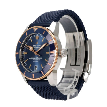 Breitling Superocean Heritage II B20 Automatic 42 UB2010161C1S1 in Blau mit Rotgold-Lünette und Kautschukband.