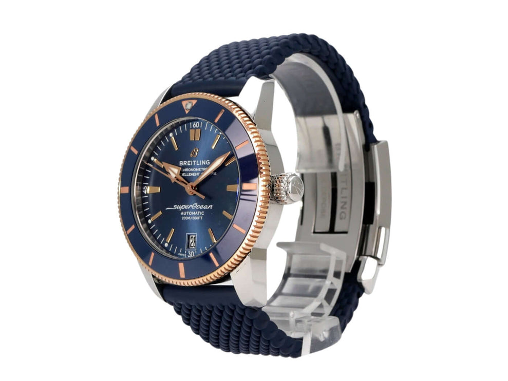 Breitling Superocean Heritage II B20 Automatic 42 UB2010161C1S1 in Blau mit Rotgold-Lünette und Kautschukband.