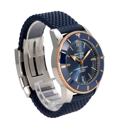 Breitling Superocean Heritage II B20 Automatic 42 UB2010161C1S1 mit Edelstahlgehäuse und blauem Kautschukband.
