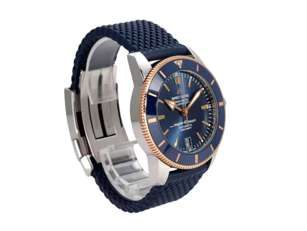 Breitling Superocean Heritage II B20 Automatic 42 UB2010161C1S1 mit Edelstahlgehäuse und blauem Kautschukband.