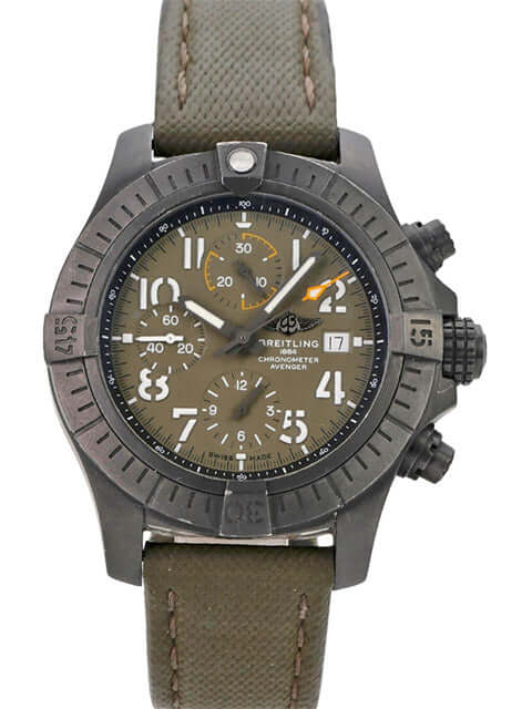 Breitling Avenger Chronograph 45 Night Mission V13317101L1X2 mit khakifarbenem Zifferblatt und Lederband.