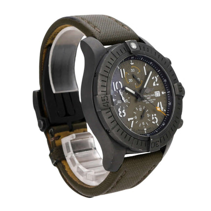 Breitling Avenger Chronograph 45 Night Mission V13317101L1X2 mit khakifarbenem Lederarmband und DLC-beschichtetem Gehäuse.