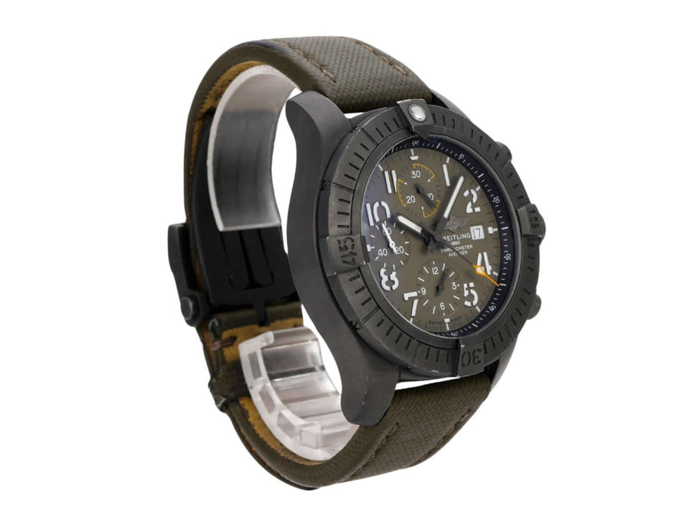 Breitling Avenger Chronograph 45 Night Mission V13317101L1X2 mit khakifarbenem Lederarmband und DLC-beschichtetem Gehäuse.