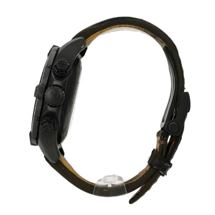 Breitling Avenger Chronograph 45 Night Mission V13317101L1X2 seitliche Ansicht mit khakifarbenem Lederband und DLC-beschichtetem Gehäuse.