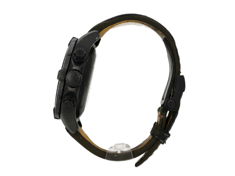 Breitling Avenger Chronograph 45 Night Mission V13317101L1X2 seitliche Ansicht mit khakifarbenem Lederband und DLC-beschichtetem Gehäuse.