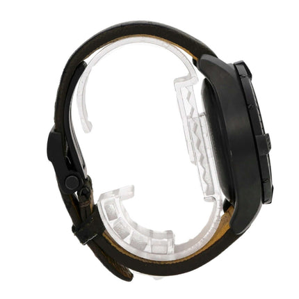 Breitling Avenger Chronograph 45 Night Mission V13317101L1X2 mit khakifarbenem Lederband und DLC-beschichtetem Titan Gehäuse.