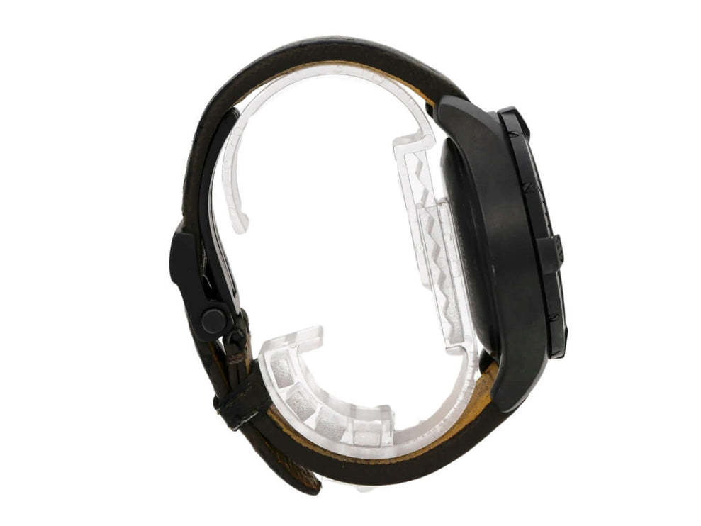 Breitling Avenger Chronograph 45 Night Mission V13317101L1X2 mit khakifarbenem Lederband und DLC-beschichtetem Titan Gehäuse.