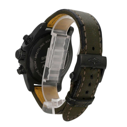 Breitling Avenger Chronograph 45 Night Mission V13317101L1X2 mit khakifarbenem Lederband und DLC-beschichtetem Gehäuse.