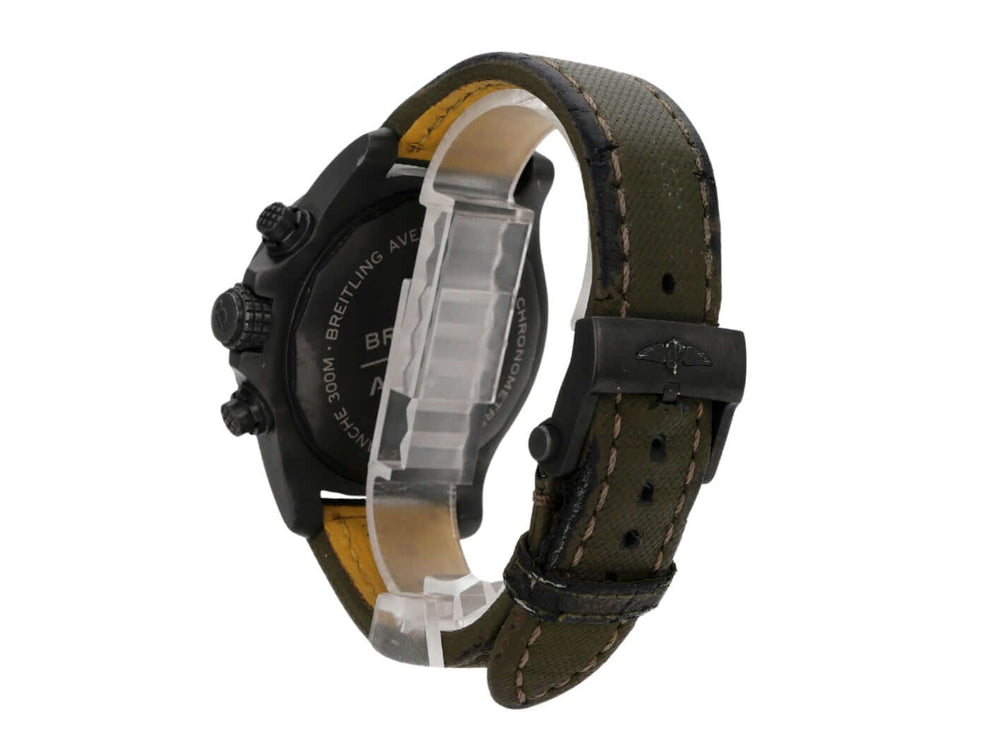 Breitling Avenger Chronograph 45 Night Mission V13317101L1X2 mit khakifarbenem Lederband und DLC-beschichtetem Gehäuse.