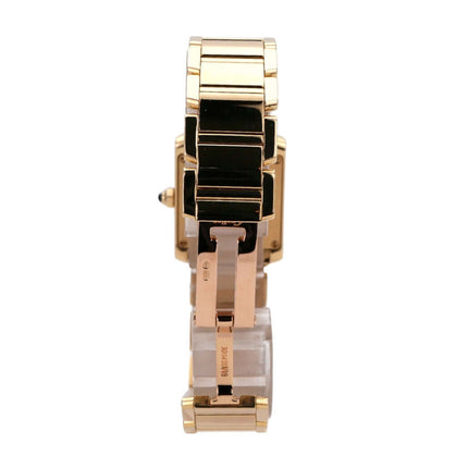 Detailansicht des 18 kt Gelbgold-Armbands der Cartier Tank Francaise W50002N2 Uhr.