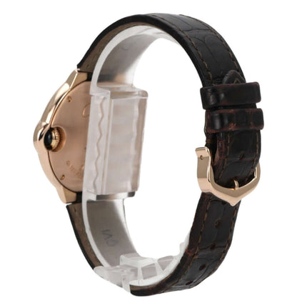 Cartier Ballon Bleu de Cartier W6920097 Rotgold Leder, seitlicher Blick auf das Gehäuse und das Lederarmband.