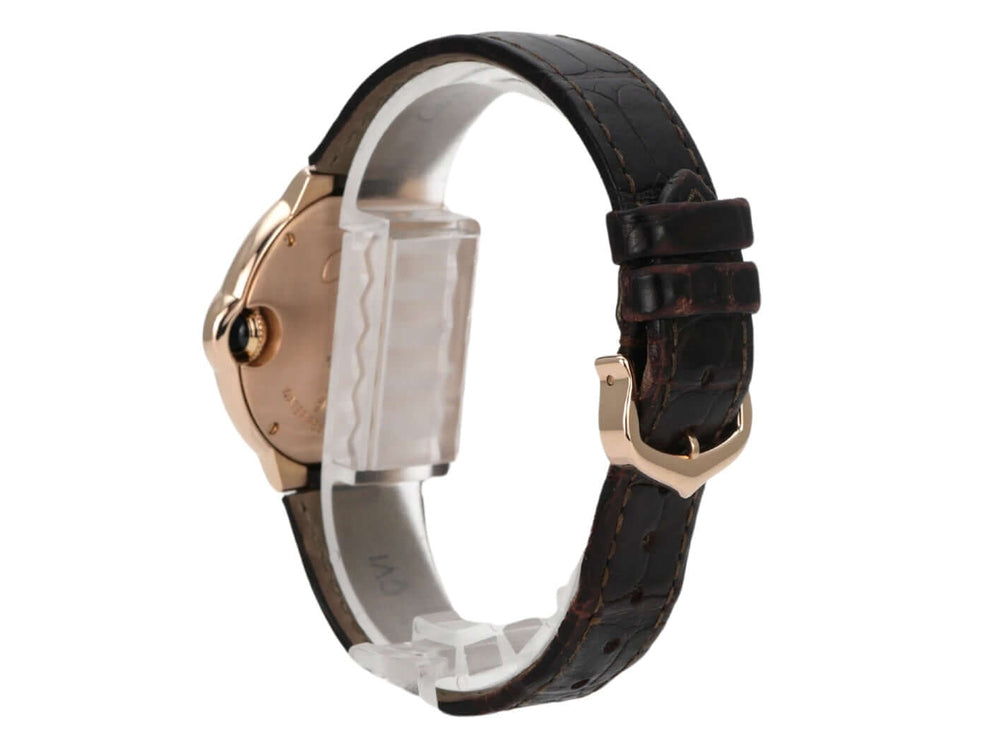 Cartier Ballon Bleu de Cartier W6920097 Rotgold Leder, seitlicher Blick auf das Gehäuse und das Lederarmband.