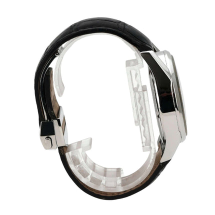 Seitenansicht der TAG Heuer Carrera Automatik Day-Date WAR201A.FC6266 mit schwarzem Lederband und Edelstahl-Gehäuse.