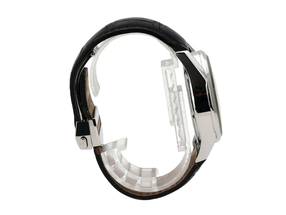 Seitenansicht der TAG Heuer Carrera Automatik Day-Date WAR201A.FC6266 mit schwarzem Lederband und Edelstahl-Gehäuse.