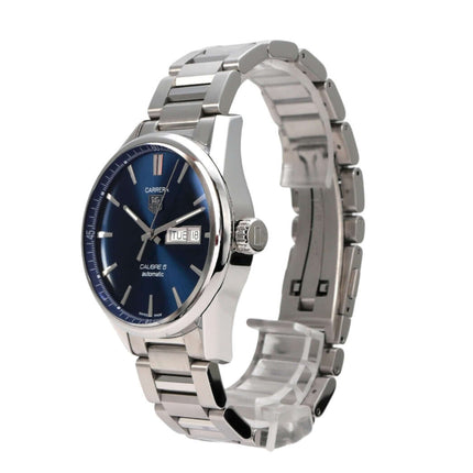 TAG Heuer Carrera WAR201E.BA0723 Automatik Day-Date Calibre 5 auf einem Edelstahlarmband mit blauem Zifferblatt.