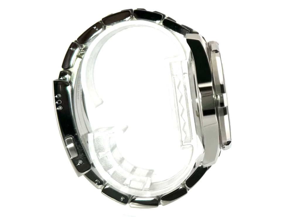 Seitenansicht des TAG Heuer Aquaracer 300M Calibre 5 Automatik 41 mm mit Edelstahlgehäuse und satiniertem Edelstahlband.