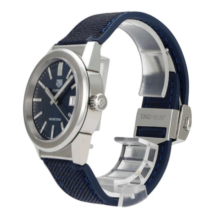 TAG Heuer Carrera WBG1310.FT6115 Uhr mit blauem Armband und Edelstahlgehäuse, seitlicher Blick auf das Zifferblatt.