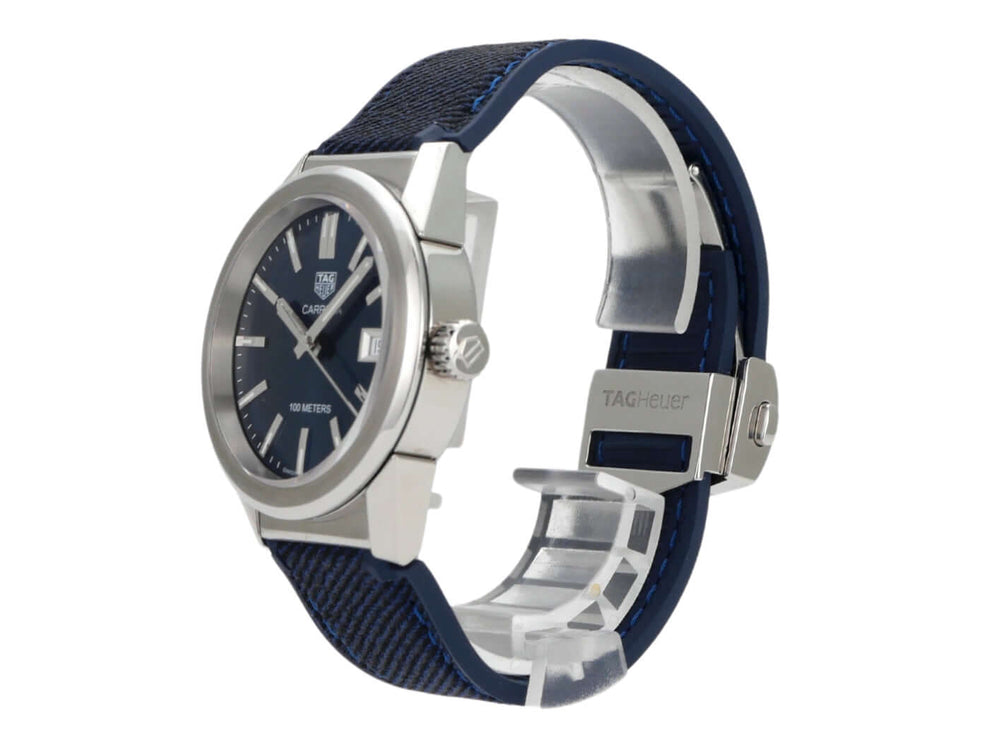 TAG Heuer Carrera WBG1310.FT6115 Uhr mit blauem Armband und Edelstahlgehäuse, seitlicher Blick auf das Zifferblatt.