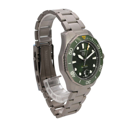 TAG Heuer Aquaracer Professional 300 Date WBP208B.BF0631 mit titanbeschichtetem Gehäuse und grünem Zifferblatt.