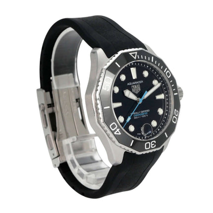 TAG Heuer Aquaracer Professional 300 Date WBP5110.FT6257 mit schwarzem Kautschukband und schwarzem Zifferblatt.